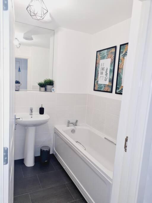 Stylish 2 Bedroom Apartment / Free Gated Parking Glasgow Kültér fotó