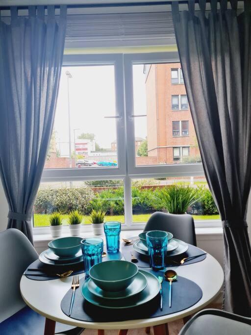 Stylish 2 Bedroom Apartment / Free Gated Parking Glasgow Kültér fotó